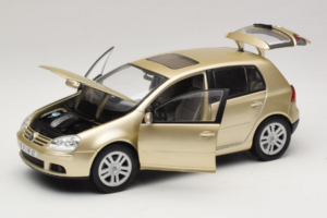 Volkswagen Golf Mk5 Light Bronze Metallic Bburago 1:18 09930201W Metal - imagem 2 de 8