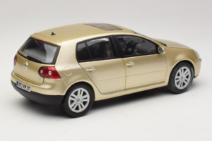 Volkswagen Golf Mk5 Light Bronze Metallic Bburago 1:18 09930201W Metal - imagem 3 de 8