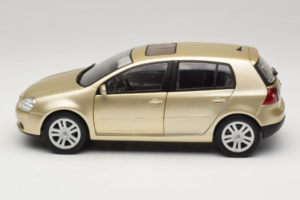 Volkswagen Golf Mk5 Light Bronze Metallic Bburago 1:18 09930201W Metal - imagem 4 de 8