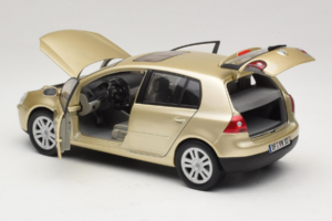 Volkswagen Golf Mk5 Light Bronze Metallic Bburago 1:18 09930201W Metal - imagem 5 de 8
