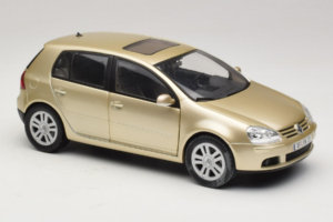 Volkswagen Golf Mk5 Light Bronze Metallic Bburago 1:18 09930201W Metal - imagem 6 de 8