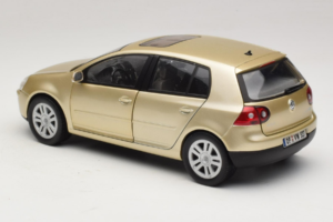 Volkswagen Golf Mk5 Light Bronze Metallic Bburago 1:18 09930201W Metal - imagem 7 de 8