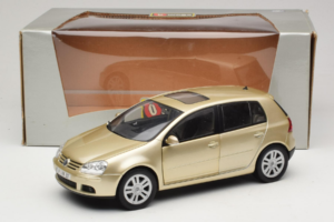 Volkswagen Golf Mk5 Light Bronze Metallic Bburago 1:18 09930201W Metal - imagem 8 de 8