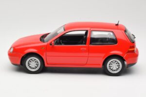 Volkswagen Golf Mk4 GTI Vermelho Revell 1:18 08943 Metal - imagem 4 de 8