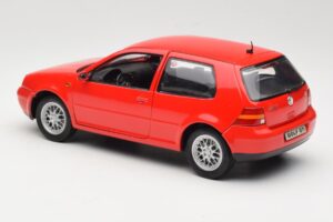Volkswagen Golf Mk4 GTI Vermelho Revell 1:18 08943 Metal - imagem 7 de 8