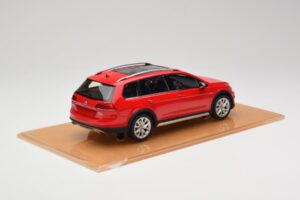 Volkswagen Golf Mk7 Alltrack Tornado Red DNA 1:18 DNA000035 Resina - imagem 2 de 6