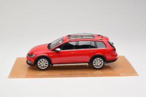 Volkswagen Golf Mk7 Alltrack Tornado Red DNA 1:18 DNA000035 Resina - imagem 3 de 6