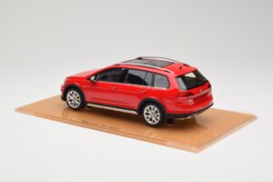 Volkswagen Golf Mk7 Alltrack Tornado Red DNA 1:18 DNA000035 Resina - imagem 5 de 6