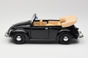 Volkswagen Carocha Cabriolet Preto Maisto 1:18 37800-M6 Metal - imagem 4 de 8