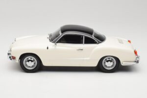 Volkswagen Karmann Ghia Creme Preto Minichamps 1:18 155054021 Metal - imagem 3 de 6