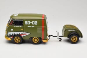 Volkswagen Kool Kombi Army Fighter Green Solido 1:18 S1810901 Metal - imagem 4 de 8