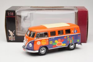 Volkswagen Microbus T1 Flower Power Road Signature 1:18 92329 Metal - imagem 8 de 8