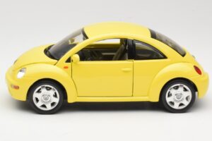 Volkswagen New Beetle Amarelo Bburago 1:18 BEETLE001 Metal - imagem 4 de 8