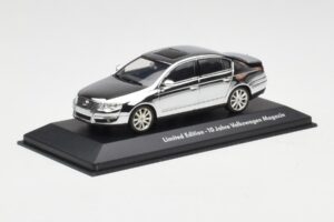 Volkswagen Passat B6 Chrome Silver 10 Years Volkswagen Magazine Minichamps 1:43 PASSAT004 Metal - imagem 2 de 4