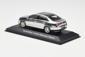 Volkswagen Passat B6 Chrome Silver 10 Years Volkswagen Magazine Minichamps 1:43 PASSAT004 Metal - imagem 3 de 4