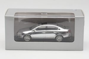 Volkswagen Passat B6 Chrome Silver 10 Years Volkswagen Magazine Minichamps 1:43 PASSAT004 Metal - imagem 4 de 4
