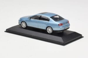 Volkswagen Passat B6 Blue Metallic Minichamps 1:43 PASSAT002 Metal - imagem 3 de 4