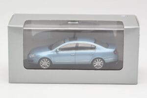 Volkswagen Passat B6 Blue Metallic Minichamps 1:43 PASSAT002 Metal - imagem 4 de 4