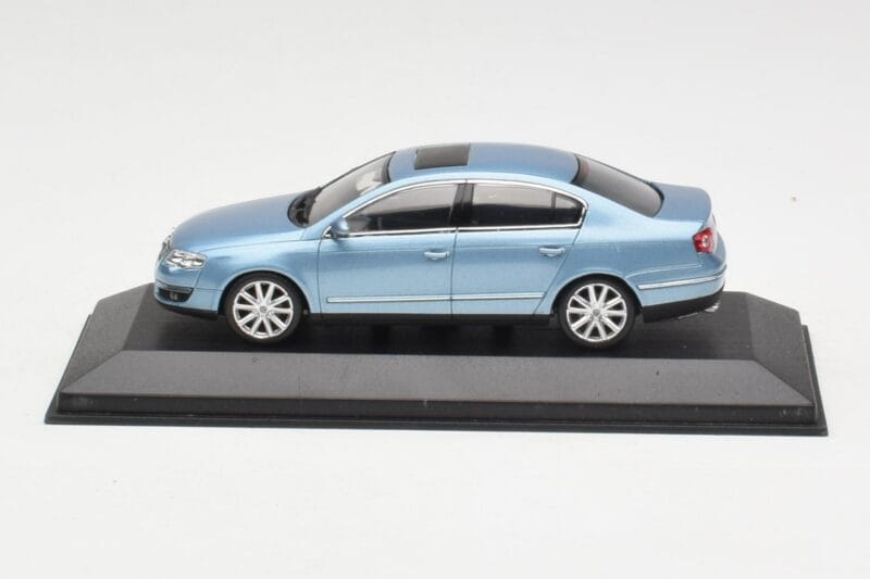 Volkswagen Passat B6 Blue Metallic Minichamps 1:43 PASSAT002 Metal