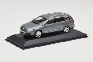 Volkswagen Passat B6 Variant Grey Metallic Minichamps 1:43 PASSAT005 Metal - imagem 2 de 4