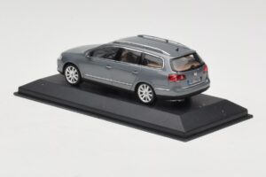 Volkswagen Passat B6 Variant Grey Metallic Minichamps 1:43 PASSAT005 Metal - imagem 3 de 4