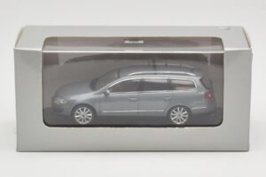 Volkswagen Passat B6 Variant Grey Metallic Minichamps 1:43 PASSAT005 Metal - imagem 4 de 4