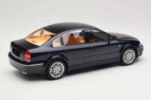 Volkswagen Passat W8 B5.5 Indigo Blue DNA 1:18 DNA000029 Metal - imagem 2 de 6