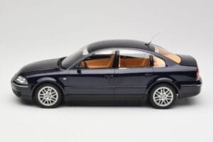 Volkswagen Passat W8 B5.5 Indigo Blue DNA 1:18 DNA000029 Metal - imagem 3 de 6