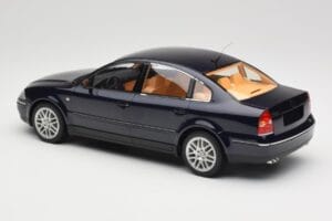 Volkswagen Passat W8 B5.5 Indigo Blue DNA 1:18 DNA000029 Metal - imagem 5 de 6