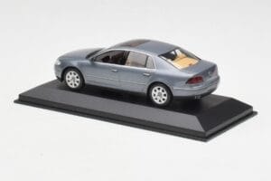 Volkswagen Phaeton 3D Cinzento Minichamps 1:43 3D0099300GPR7Q Metal - imagem 3 de 4