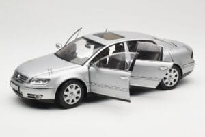 Volkswagen Phaeton D1 Silver Metallic AUTOart 1:18 79742 Metal - imagem 2 de 8
