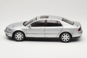 Volkswagen Phaeton D1 Silver Metallic AUTOart 1:18 79742 Metal - imagem 4 de 8