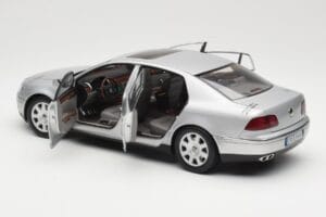 Volkswagen Phaeton D1 Silver Metallic AUTOart 1:18 79742 Metal - imagem 5 de 8