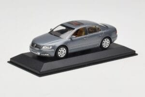 Volkswagen Phaeton Light Blue Metallic Minichamps 1:43 VW002 Metal - imagem 2 de 4