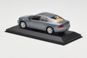 Volkswagen Phaeton Light Blue Metallic Minichamps 1:43 VW002 Metal - imagem 3 de 4