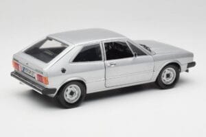 Volkswagen Scirocco GT Mk1 Silver Metallic Revell 1:18 08833 Metal - imagem 3 de 8
