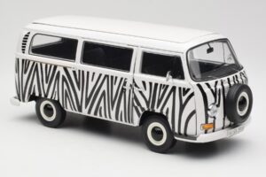 Volkswagen T2a Bus Safari Schuco 1:18 191 Metal - imagem 6 de 8