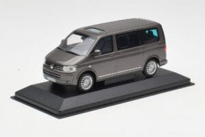 Volkswagen T5 Bus Bronze Metallic Minichamps 1:43 4039378412203 Metal - imagem 2 de 4