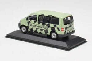 Volkswagen T5 Bus Verde Minichamps 1:43 T5002 Metal - imagem 3 de 4