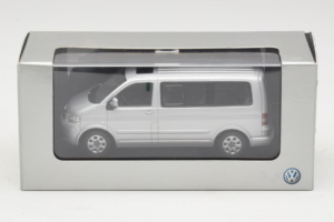 Volkswagen T5 Bus Prata Minichamps 1:43 T5003 Metal - imagem 4 de 4