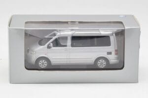 Volkswagen T5 California Prateado Minichamps 1:43 7H8099300GPA7W Metal - imagem 4 de 4