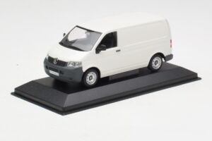 Volkswagen T5 Transporter Branco Minichamps 1:43 T5002-B Metal - imagem 2 de 4