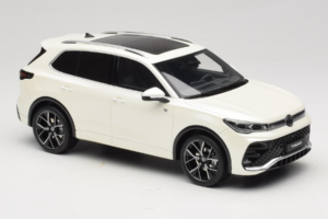 Volkswagen Tiguan R-Line Oryx White Pearl Otto 1:18 OT1219 Resina - imagem 4 de 6