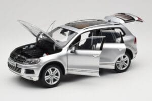 Volkswagen Touareg 7L Silver Metallic Kyosho 1:18 8821CS Metal - imagem 2 de 8