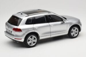 Volkswagen Touareg 7L Silver Metallic Kyosho 1:18 8821CS Metal - imagem 3 de 8