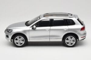 Volkswagen Touareg 7L Silver Metallic Kyosho 1:18 8821CS Metal - imagem 4 de 8