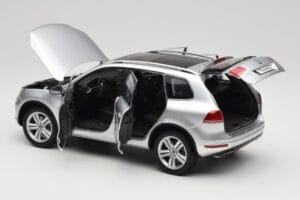 Volkswagen Touareg 7L Silver Metallic Kyosho 1:18 8821CS Metal - imagem 5 de 8