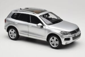 Volkswagen Touareg 7L Silver Metallic Kyosho 1:18 8821CS Metal - imagem 6 de 8