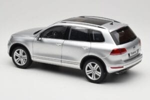 Volkswagen Touareg 7L Silver Metallic Kyosho 1:18 8821CS Metal - imagem 7 de 8