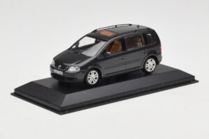 Volkswagen Touran 1T Verde Escuro Minichamps 1:43 400052101 Metal - imagem 2 de 4